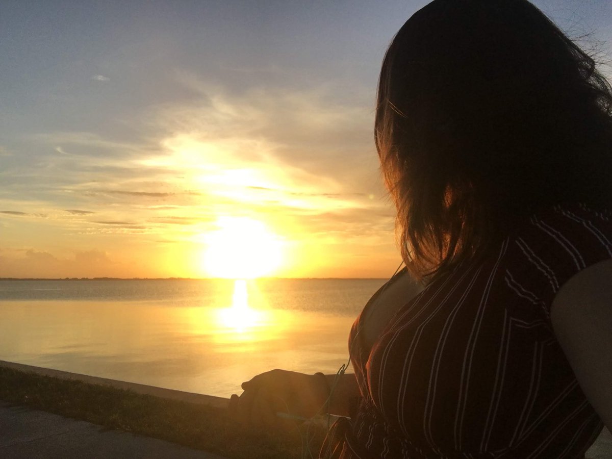 DrinkTheView's tweet photo. Always look to the sun and let light guild you on your adventures. 

@cocoabeachpier 
#spacecoast #cocoabeach #sunset #sun #guildinglight #adventure #drinkintheview #saltlife #saltlifegirls #inspire #beach #paradise #heaven https://t.co/v3f2rg0qr2