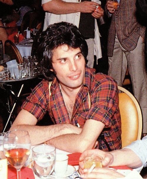 RoBhapsody's tweet photo. gonna try to not be extra and emotional,,,Happy birthday to freddie ❤️ it feels like he's still here through his music and although i'm not very active on this account he's very active in my day to day life. I know that he's out there spreading joy and positivity in so many- https://t.co/satq72Nlmh