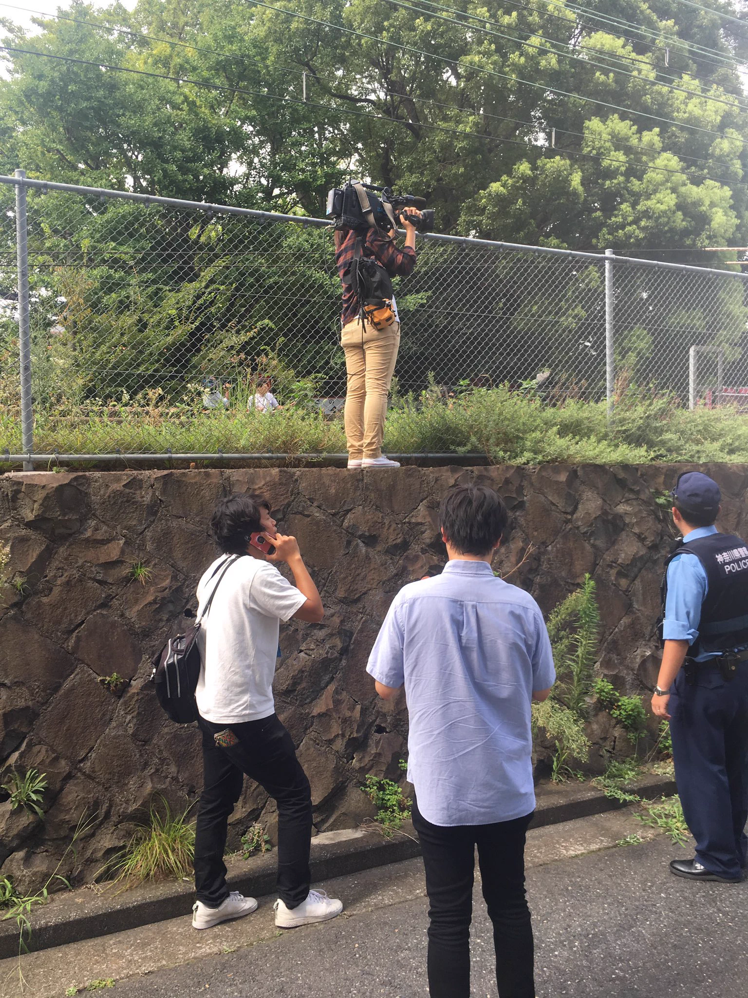 警察に注意されても、居続けるマスコミの対応はどうなのか？