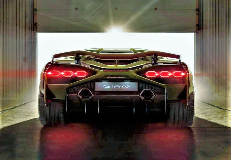 Uzivatel The Emperor Racing Team Official Na Twitteru Lamborghini Sian ランボルギーニの車名は 闘牛に関するネーミングとなることが多いのですが シアンは ボロネーゼ地方の言葉で 閃光または稲妻 という意味から名付けられました 63 という数字は 創設