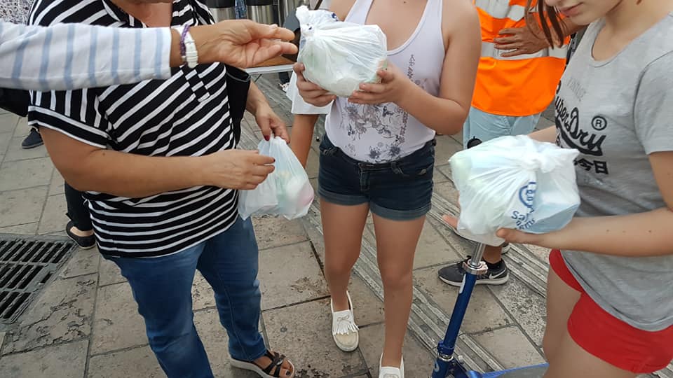 Plus de 40 kits distribués ce soir aux #femmes sans-abri. Les actions continuent. Nous avons besoin de vous. Aidez-nous sur lesfemmesinvisibles.fr 🙂
#LesInvisibles #MortsDansNosRues #Solidarité #LesFemmesInvisibles #feminicides