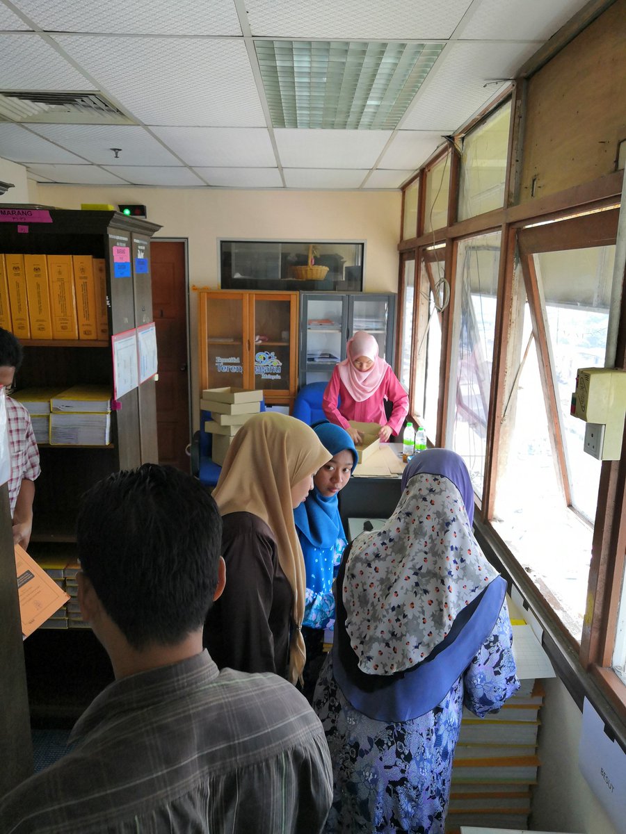 Program gotong royong EKSA perdana di Pejabat Ukur Bahan Trg hari ini dimulai dengan bacaan Yasiin, sarapan bersama dan terus gotong royong, diharap program ini dpt meningkatkan lagi ekosistem kondusif dan mengeratkan persahabatan. <a href="/yusufghani200/">تذكرة</a> <a href="/JKRTerengganu/">JKR Terengganu</a> <a href="/NaimudinNor/">NorAnizaNaimudin</a>