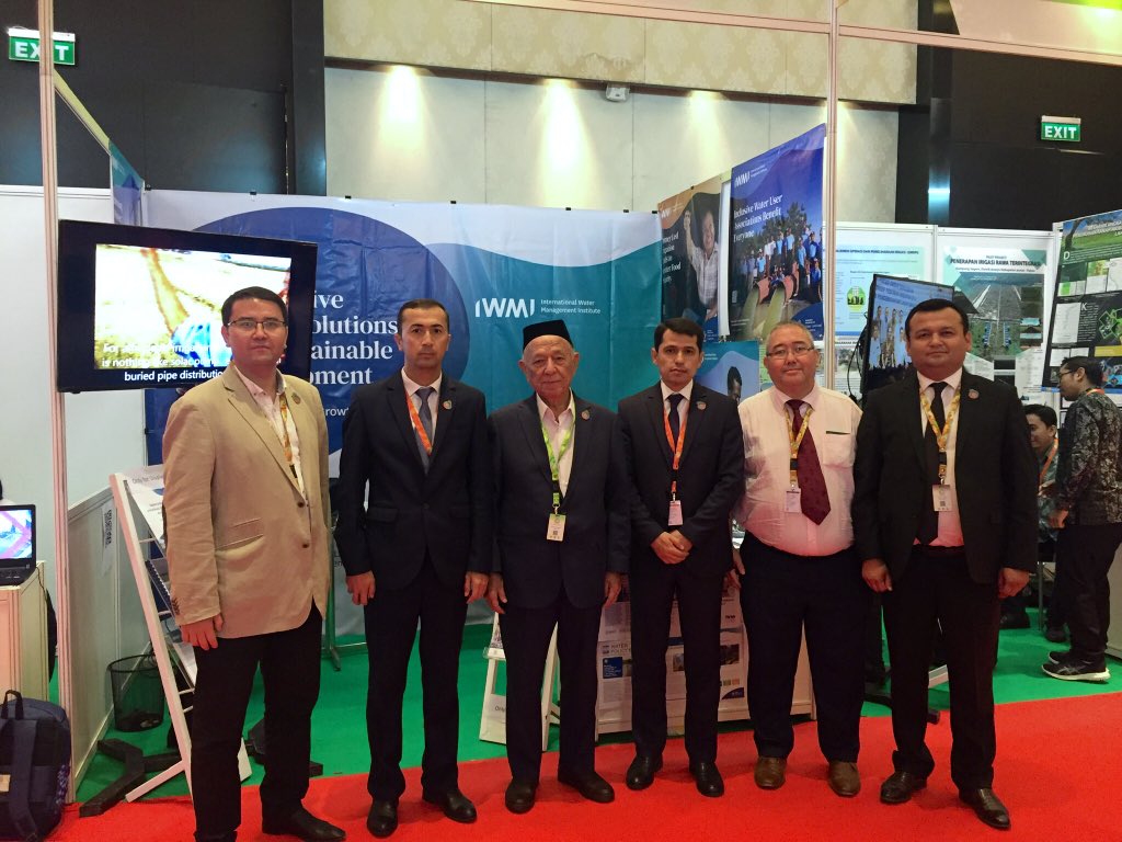 farahamds's tweet photo. Central Asia senior government delegates visit @IWMI_ booth at the #icid2019 event in Bali #agriculture #Asia #AgWater #irrigation forum #WIF3 https://t.co/mKOzx01SAN