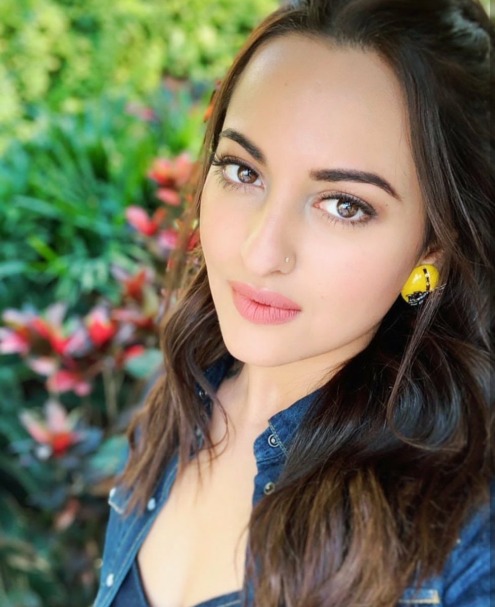 ErosUniverse_'s tweet photo. #SonakshiSinha surely knows how to nail the perfect selfie look! 😍
#selfielook #Bollywood #ErosNow https://t.co/OVsQJhty48