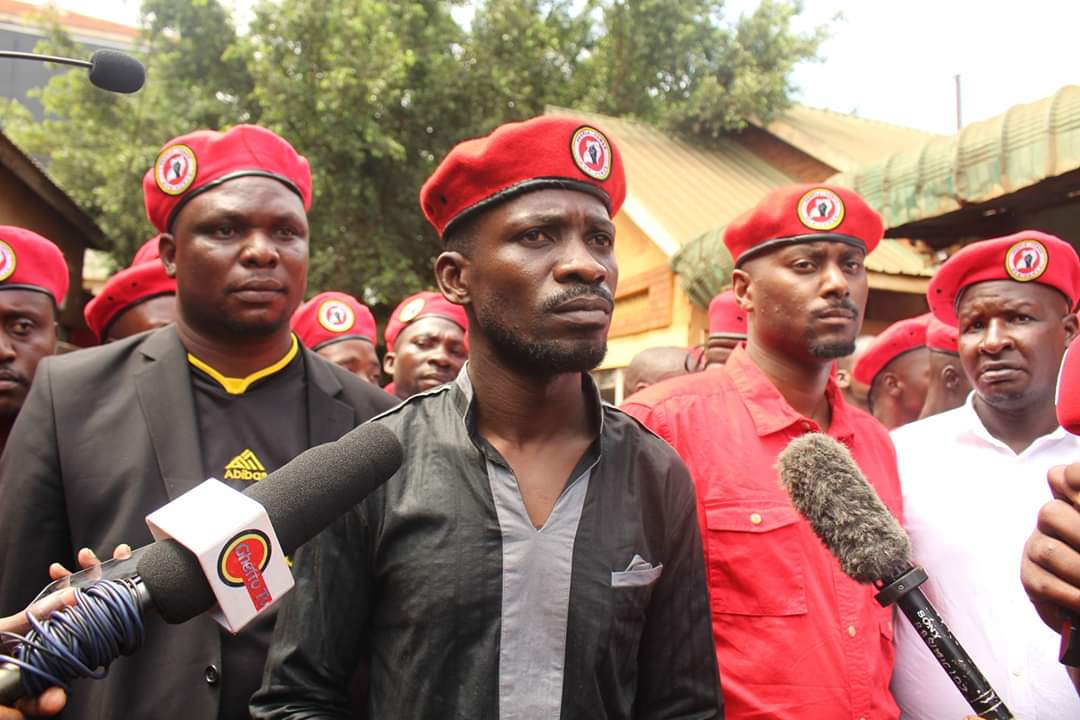 Nakayiza_'s tweet photo. David Lewis Ruyongobya is Havard graduate, a lecturer of law &a student at oxford university! A proud People Power misfit &lumpen spoke about @HEBobiwine &People Power!
"I first met him in a classroom in 2016 when he joined law school..."
https://t.co/N6Uf7Bi5ic
#RedBeretWeek ✊🏾 https://t.co/H0GmVhYiQS