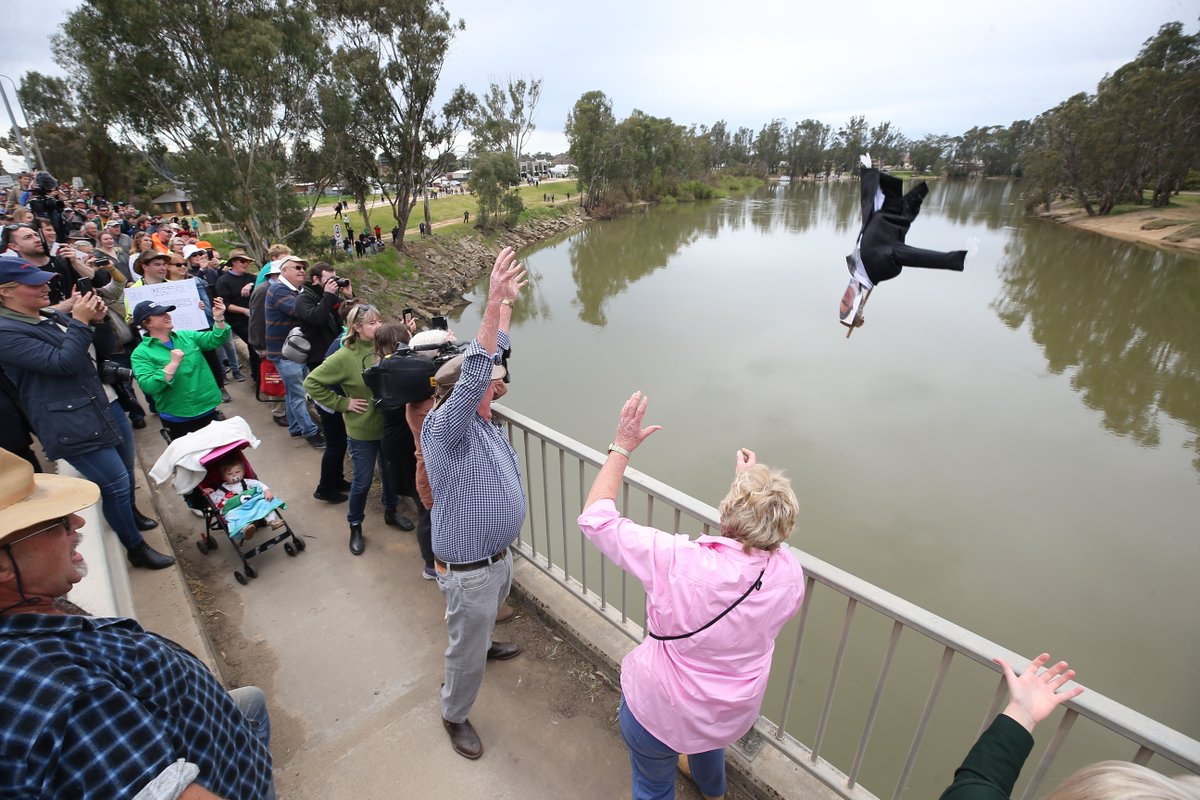 theweeklytimes's tweet photo. This is the moment irrigators threw an effigy of Water Minister David Littleproud into the Murray River during the Fix the Basin Plan rally at Tocumwal.
Full story and photo gallery here: https://t.co/tTUCRR0vej
@PHuntAgri https://t.co/lrNsXKeIn9