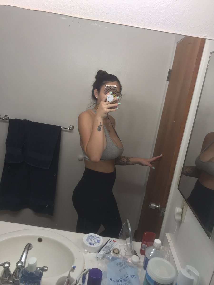 kailaniyamamoto's tweet photo. Yooo a bitch is weak af now. So whoever wants to help me get all my muscle back pls help ASAP. #4weekspp https://t.co/qSCO816Lfv