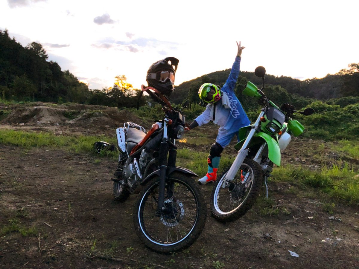 ryouxxr's tweet photo. バイク乗りとして軽く自己紹介
していなかったので、増車ついでに('ε'*)
名前：てんぱーる
性別：男
住み：
愛車：アドレスV125G(05) KLX250(99)
ZEPHYR750(05) Z1000Redition(18)
一言:のんびり楽しく平和でいたい( ￣▽￣)趣味多数更に増殖中
 ＃バイク乗りとして軽く自己紹介 
＃バイク乗りと繋がり https://t.co/C47lziUifD