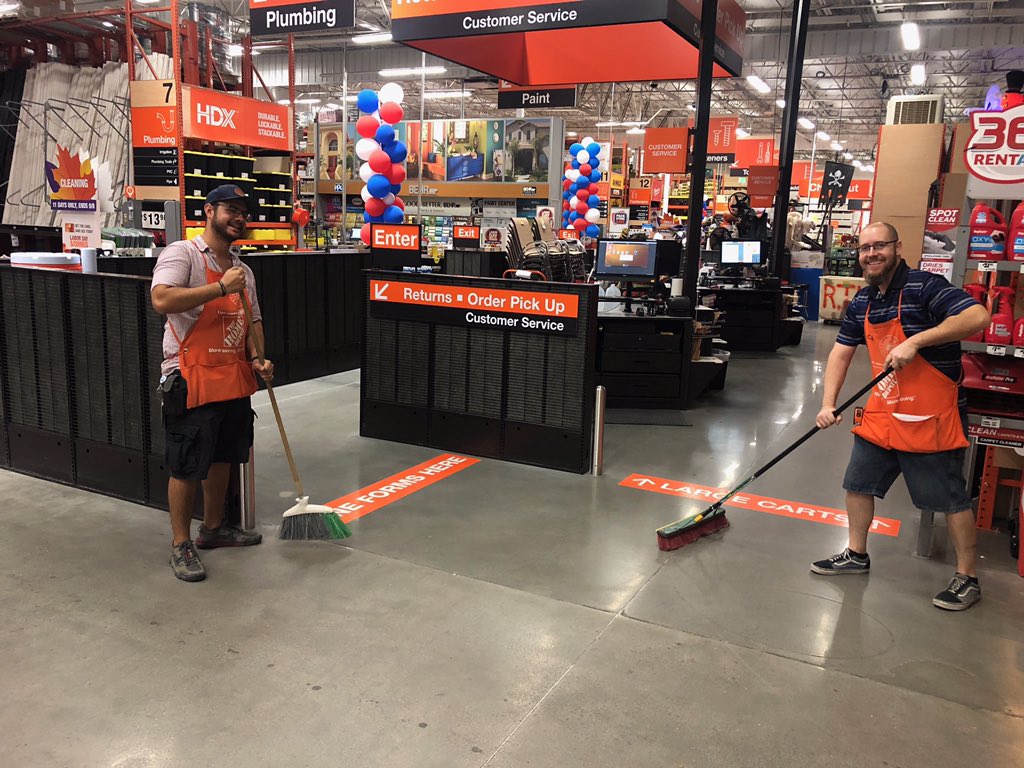 GPsharkz's tweet image. Cleaning up at “team 73” . Shout out to Isiah on the lot for keeping our front apron tight !! #D66PROUD #pmdpeoplefirst #storestandards @D66Celest @d66mapm @cat_thanner