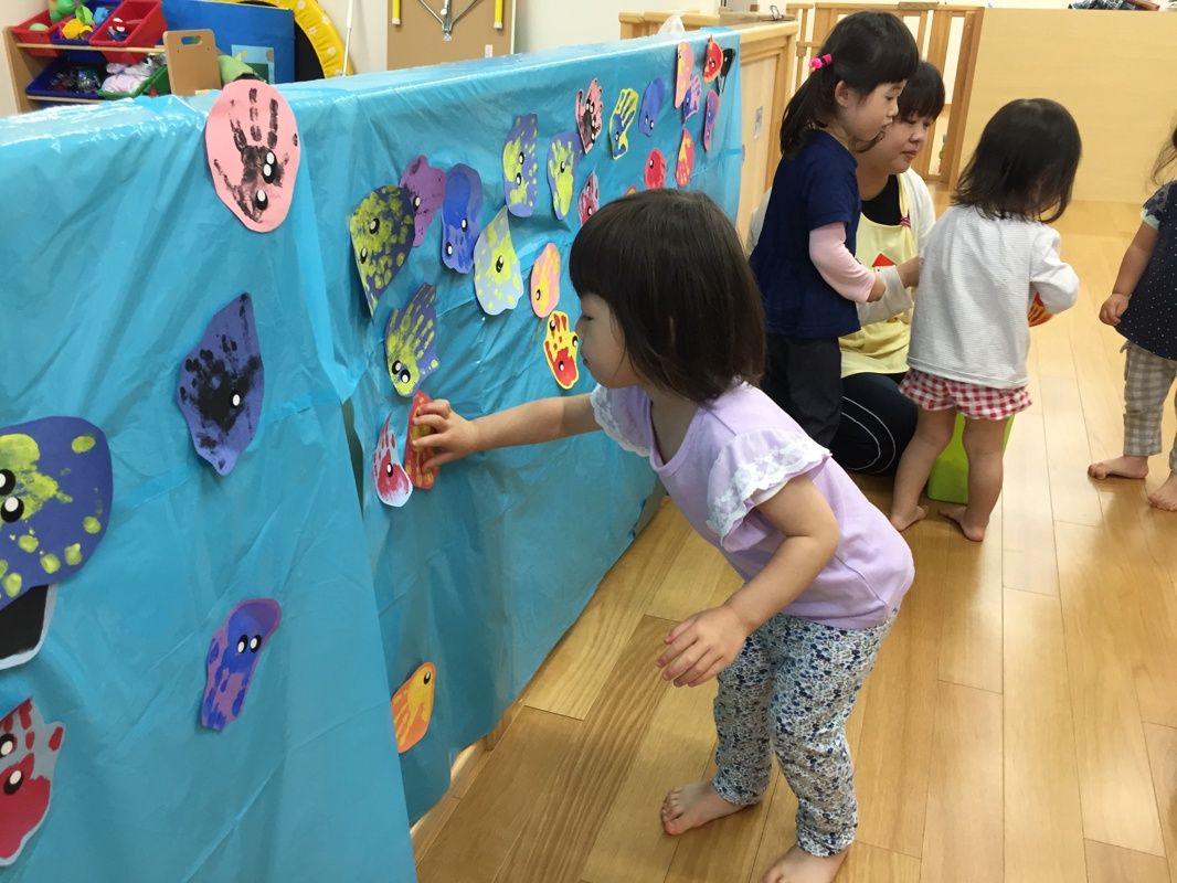 認定npo法人フローレンス おうち保育園木町どおりのみんなが 自分たちの手形を工夫して たくさんのお魚さんを作りました みんなの手形に目のシールをつけると ビックリ 海を泳ぐお魚さんに変身 たくさん作って壁にペタペタすれば 保育園がまるで海 認定npo法人フローレンス おうち保育園木町どおりのみんなが 自分たちの手形を工夫して たくさんのお魚さんを作りました みんなの手形に目のシールをつけると ビックリ 海を泳ぐお魚さんに変身 たくさん作って壁にペタペタすれば 保育園がまるで海