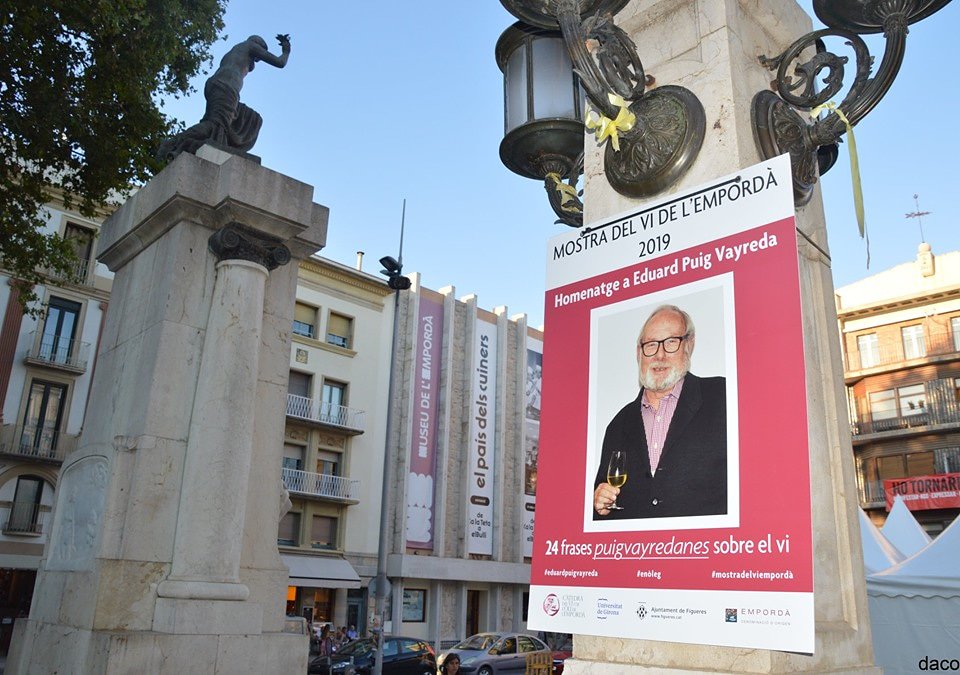 Avui, dijous, 5; comença la Mostra del Vi de l'Empordà, que enguany homenatja l'enòleg i escriptor #eduardpuigvayreda. Veniu a gaudir de les 24 frases "puigvayredanes" instal·lades a la Rambla de Figueres. #DOEmpordà #figueres #Mostradelvi #cvoe