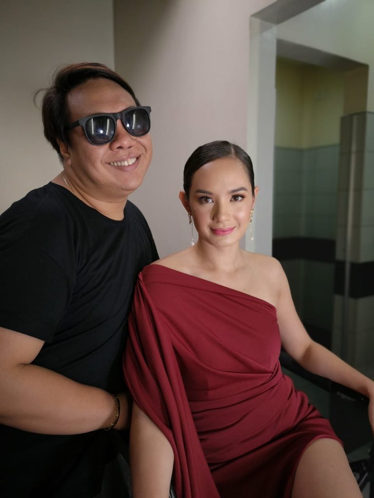 akosikrestepani's tweet photo. Super grateful for my very kalma make up artist momi @drewgalleguez 
Styled by @styledbykennethr 
#happytepani #latepost #venuscut #myraecolor #hair #makeup #styledbykennethr #makeupbydrewgalleguez #showtimehurado #cornerstoneartist #mrqanda https://t.co/8jJtPgoCXN