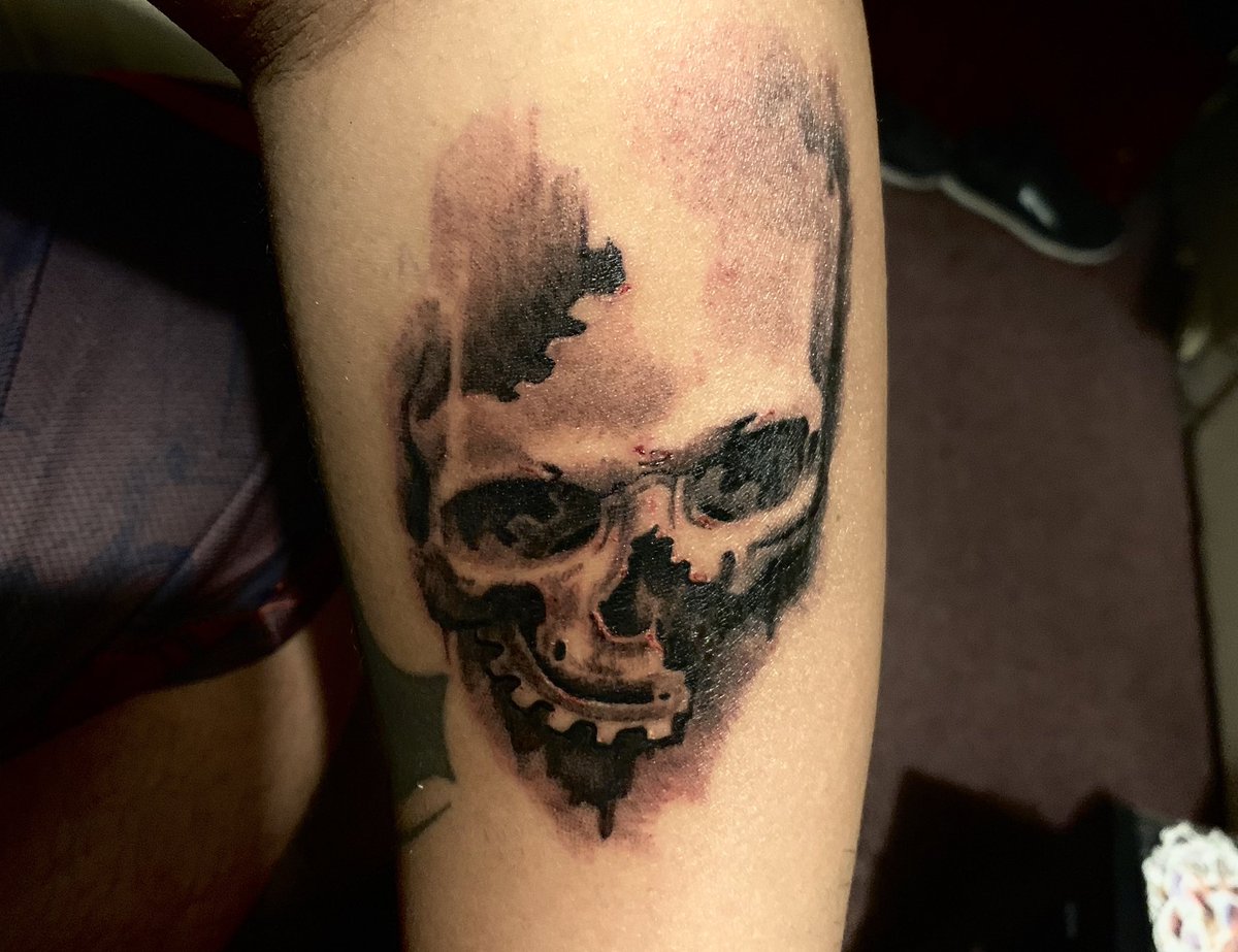 meltedkuchi's tweet photo. Such an amazing night!! Huge thank you to @GearsViking @nickytwit @GearsofWar @CoalitionGears @Xbox @rockstarenergy and everyone else that made this event possible tonight! #Gears5 #GearsInk #boundbyink also thank you for my new ink, gears is forever a part of me now 🙅🏽♂️💚 https://t.co/b4ZSNUEik0