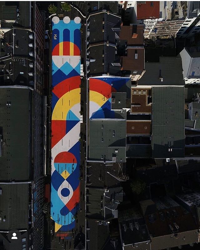 Manche Straßen werden in Gänze bunt angemalt... dieses Beispiel als Luftaufnahme ist die Taunusstraße im Bahnhofsviertel in Frankfurt. Für eine Veranstaltung (Frankfurt am Meer) wurde sie komplett bepinselt und für Autos gesperrt. 
Am 20.09.2019 ist wieder der internationale…