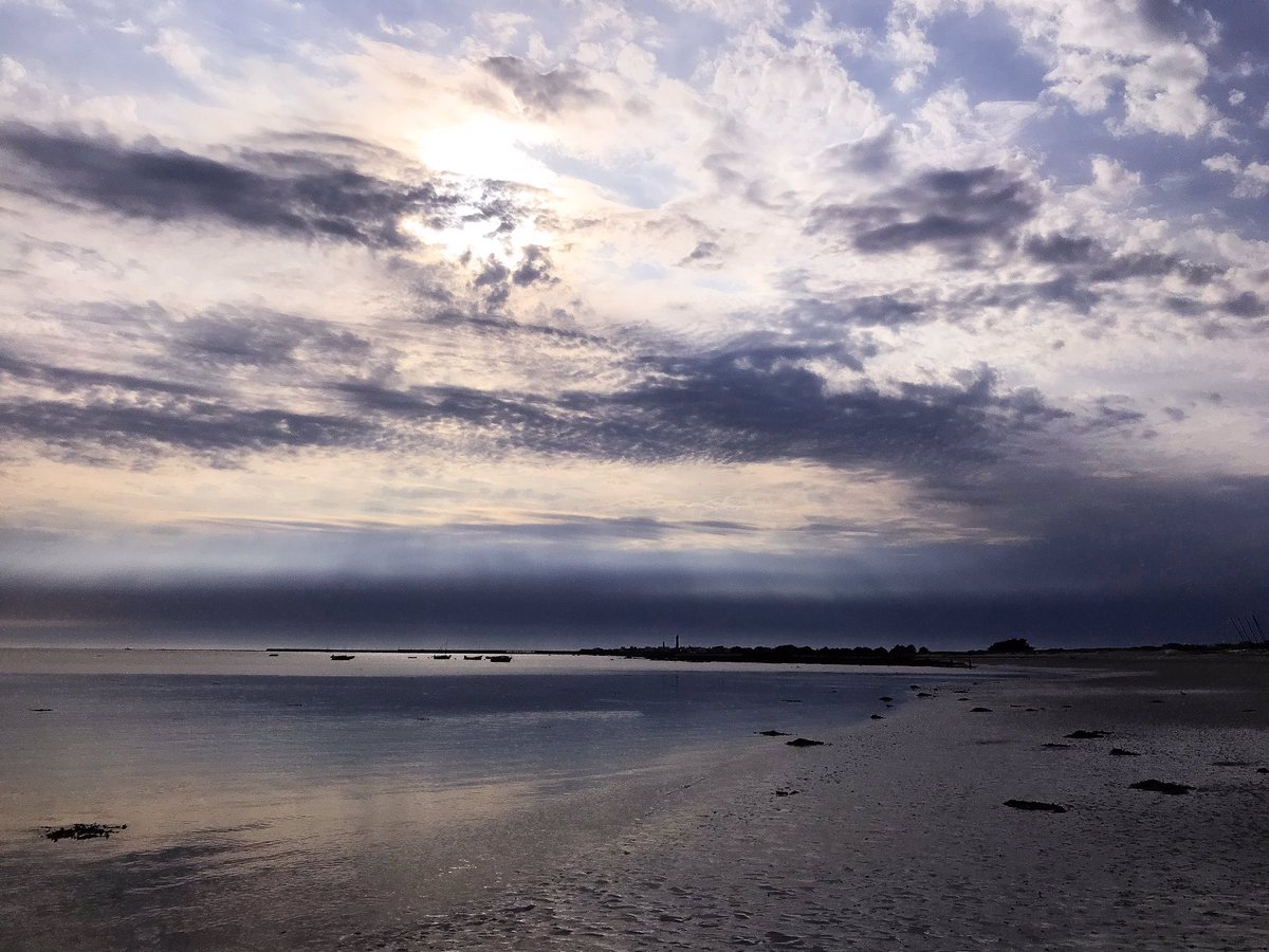 Wanderlust tints (1/3) 📍Le Guilvinec, Bretagne, France #photography #jeudiphoto #ThePhotoHour #StormHour @EarthandClouds #landscapes #seascape #clouds #lightroom #iPhonephotography