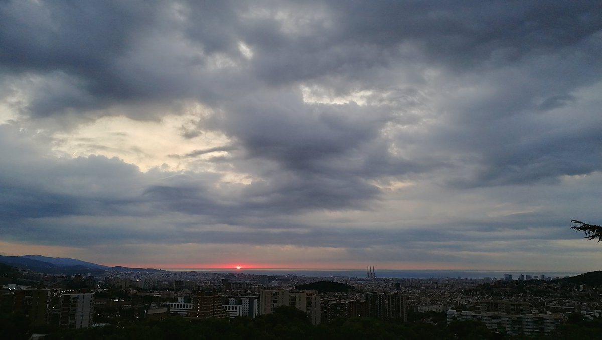 Bon dia, 19,2 graus (07:30h) Nit d bon dormir, vent moderat de NW i cel caòtic, atents avui a la inestabilitat! @SoniaPapell @AlfredRPico @meteorac1 @SergiLoras @StormHour @ThePhotoHour @EarthandClouds #sunrise #324eltemps #arameteo #meteocat #StormHour #ThePhotoHour #eltempsamb