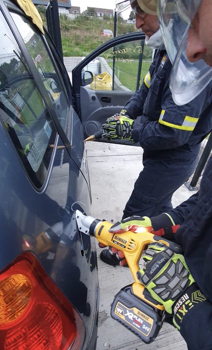 ExtricationCFRS's tweet photo. Good training sesh on Tuesday night. #FinalPreperations before the @_ukro nationals taking place in @DerbyshireFRS at the end of September. Looking forward to #ShringSkillsSavingLives #CPD #EveryDayIsASchoolDay https://t.co/vxRpF5jnS7