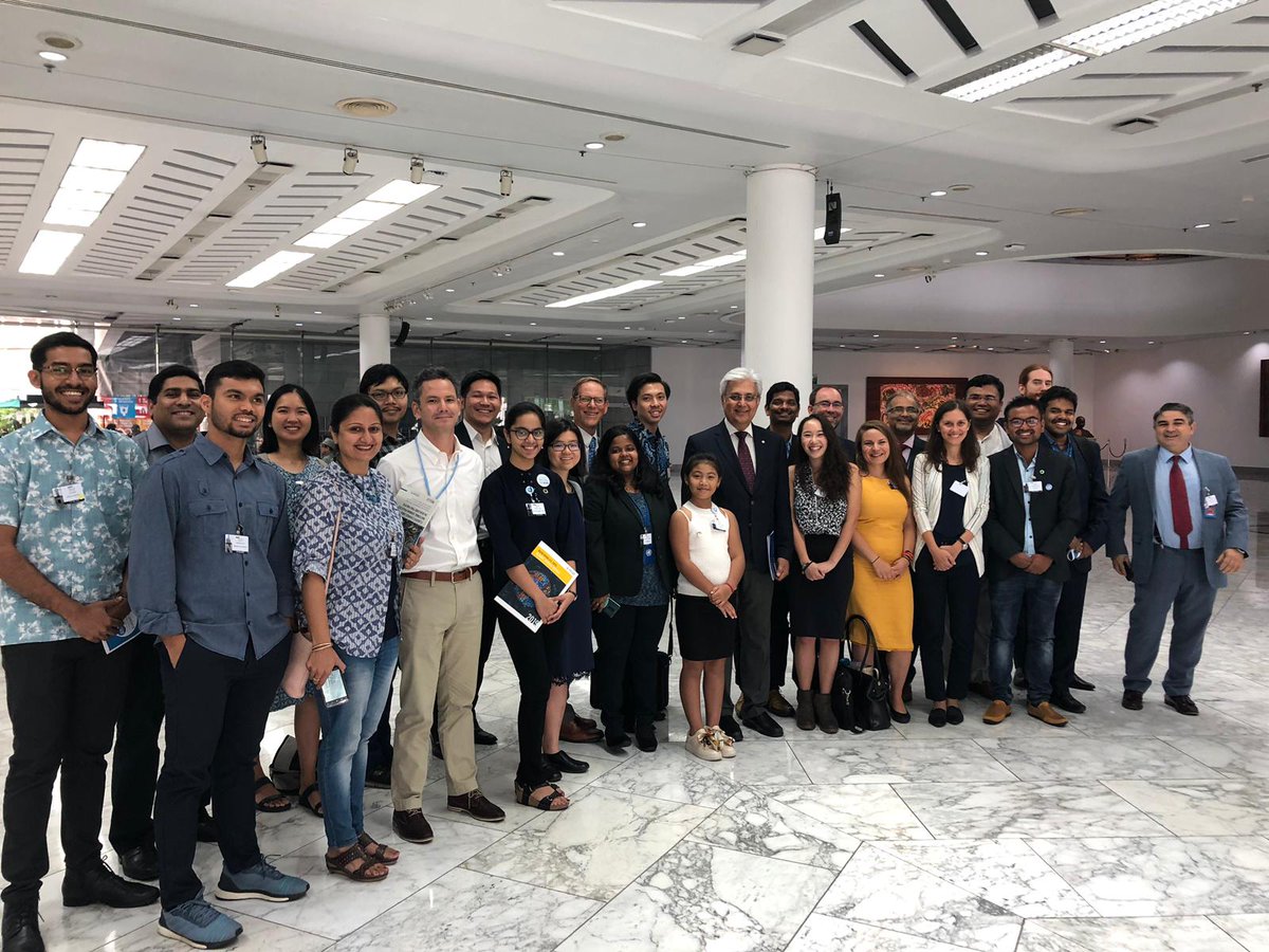 .<a href="/OvaisSarmad/">Ovais Sarmad</a> greeted International Youth Climate Movement (YOUNGO) representatives at Asia-Pacific #APClimateWeek in Bangkok🇹🇭 today. 

Check out their great #ClimateAction intiative, launched together with <a href="/UNESCAP/">United Nations ESCAP</a>👉bit.ly/yv4ca_campaign #APyouth4climate