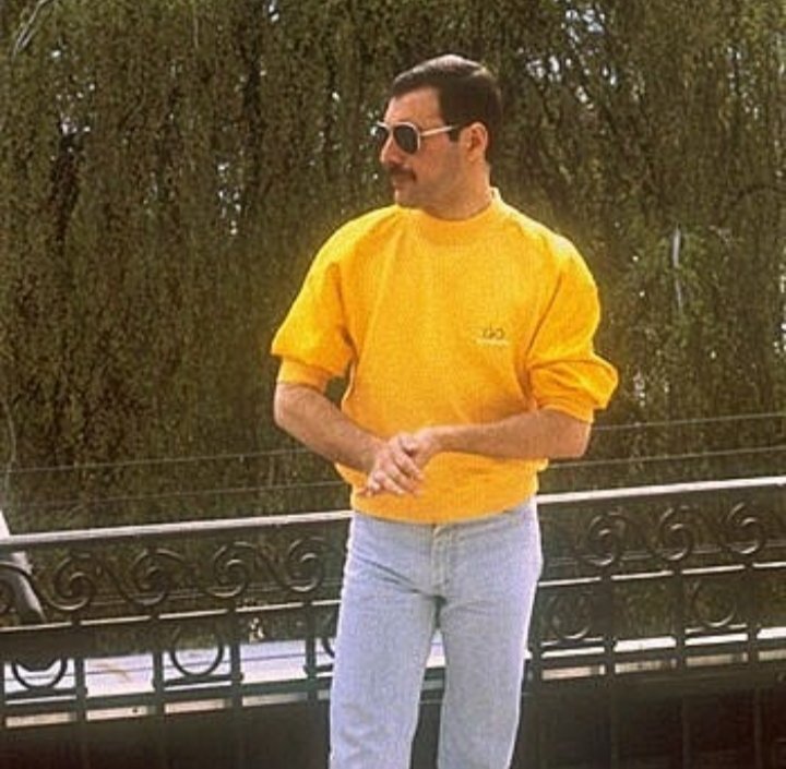 MelodyMercury31's tweet photo. Hoy cumpliría 73 años el mayor ser humano que ha existido jamás.  
El hombre que me inspira cada día de mi vida. Gracias, por enseñarme a ser libre y a luchar por lo que quiero sin importarme que opinen.
Qué grande sería el mundo si siguieras aquí.. 👑 
#FreddieMercury https://t.co/QBpZsSRqOI