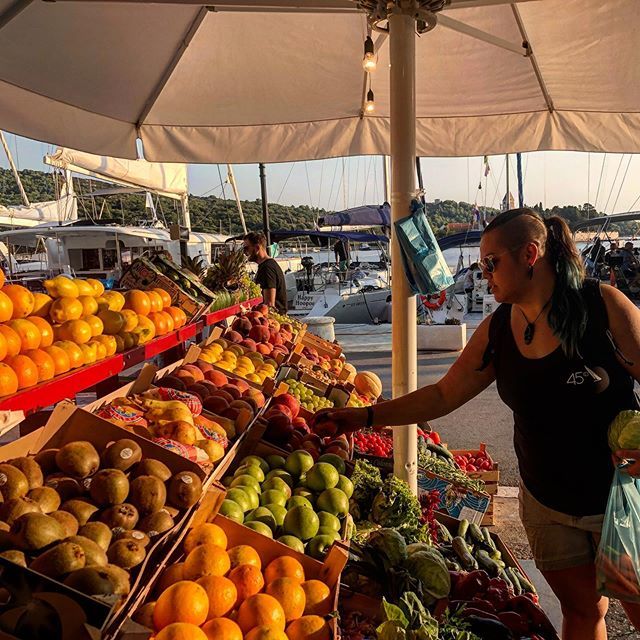 45degreessail's tweet photo. Reprovisioning with lots of fresh fruit and vegetables in Luka Vis this morning. Our friend Neva owns the vegetable stand and she always has lots of goodies for us! #freshfruit #freshveg #eatingthecoloursoftherainbow #freshvegetables #autumnfruits #fallfruits #lotsofnectarinโฆ https://t.co/AhVulbDNMw