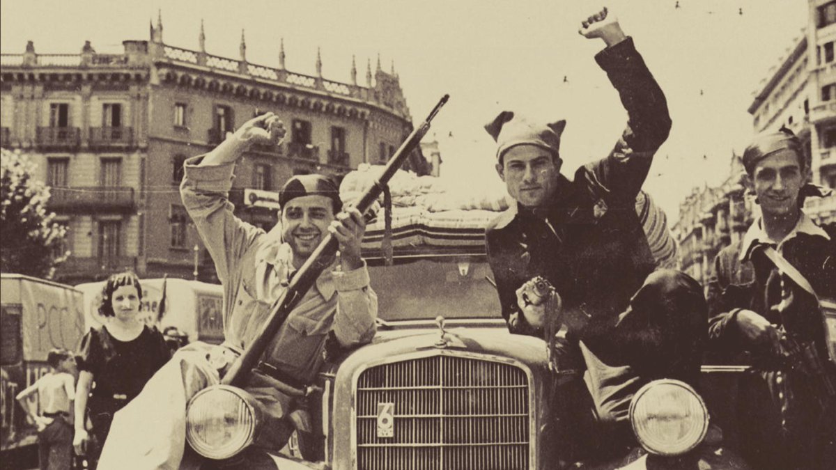 Juliol 1936. Barcelona. Dos milicians sobre un cotxe entre les primeres columnes de combatents en marxa cap al front de Saragossa.
ANC

#MilíciesAntifeixistes