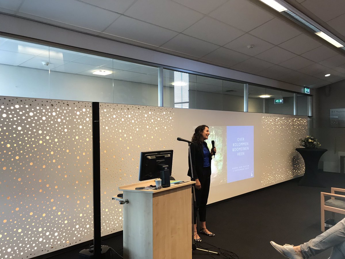 walhog's tweet photo. @karenvanruiten geeft de Keynote voor dag 3 van #sum010 Sociale factoren zijn misschien wel het belangrijkst bij gezondheid, innoveer over de kolommen heen @AiGezondheid https://t.co/n0uOurJS4m