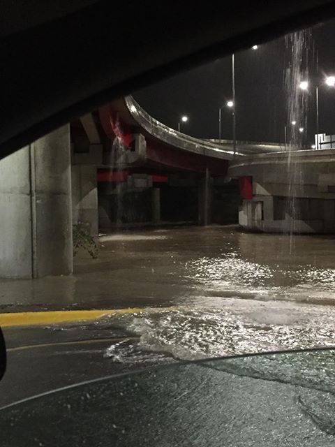 aztecacomunidad's tweet photo. #Entérate REPORTAN DESBORDAMIENTO DEL #RIOLASILLA HACIA AVENIDA LAS AMÉRICAS Y LA ENTRADA DE AVENIDA LAS TORRES A UN COSTADO DEL ESTADIO BBVA, PORFAVOR NO SE ARRIESGUEN A MANEJAR POR EL LUGAR. #CIUDADGUADALUPE #COLONIAALAMEDASDELAHACIENDA
@Cicmty @PCGPE @abimaelsalas https://t.co/dbqDBdb4bD