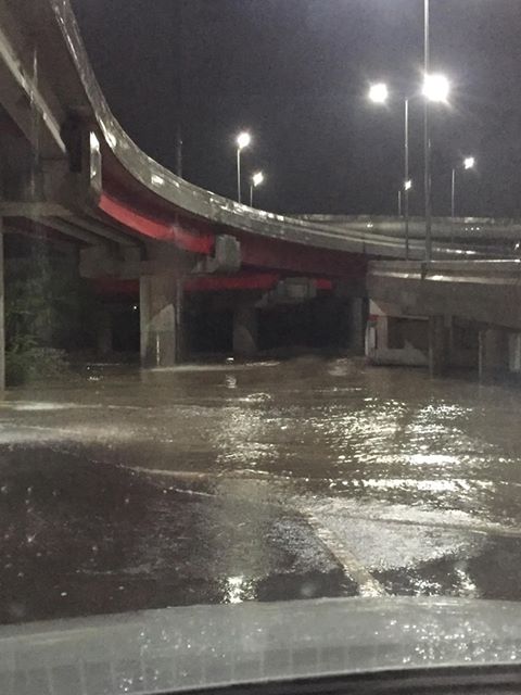 aztecacomunidad's tweet photo. #Entérate REPORTAN DESBORDAMIENTO DEL #RIOLASILLA HACIA AVENIDA LAS AMÉRICAS Y LA ENTRADA DE AVENIDA LAS TORRES A UN COSTADO DEL ESTADIO BBVA, PORFAVOR NO SE ARRIESGUEN A MANEJAR POR EL LUGAR. #CIUDADGUADALUPE #COLONIAALAMEDASDELAHACIENDA
@Cicmty @PCGPE @abimaelsalas https://t.co/dbqDBdb4bD