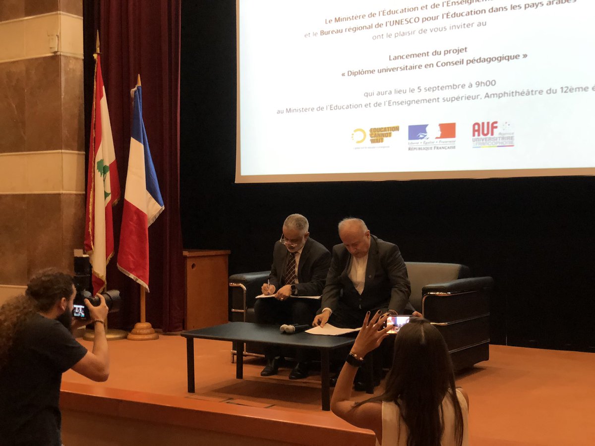#EnDirect : signature d’un accord qui scelle la création d’un nouveau et ambitieux programme de #formation au service de la #professionnalisation de cadres éducatifs libanais. <a href="/auf_org/">AUF</a> <a href="/UNESCOBEIRUT/">UNESCO BEIRUT</a>  <a href="/USJLiban/">USJ</a> <a href="/EduCannotWait/">Education Cannot Wait</a> <a href="/MeheLebanon/">MEHE_Lebanon</a> <a href="/AmbaFranceLiban/">La France au Liban 🇫🇷🇪🇺</a>