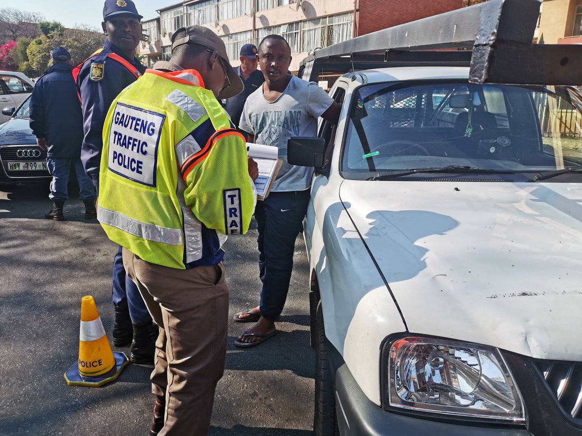 GP_CommSafety's tweet photo. We are ensuring road safety on Gauteng roads as we continue with #OkaeMolao operation. Road safety is everyone's responsibility. @SAPoliceService @GTP_Traffstats @TMPDSafety @CityTshwane @CoJPublicSafety @AsktheChiefJMPD https://t.co/l2rdk6A4Lc
