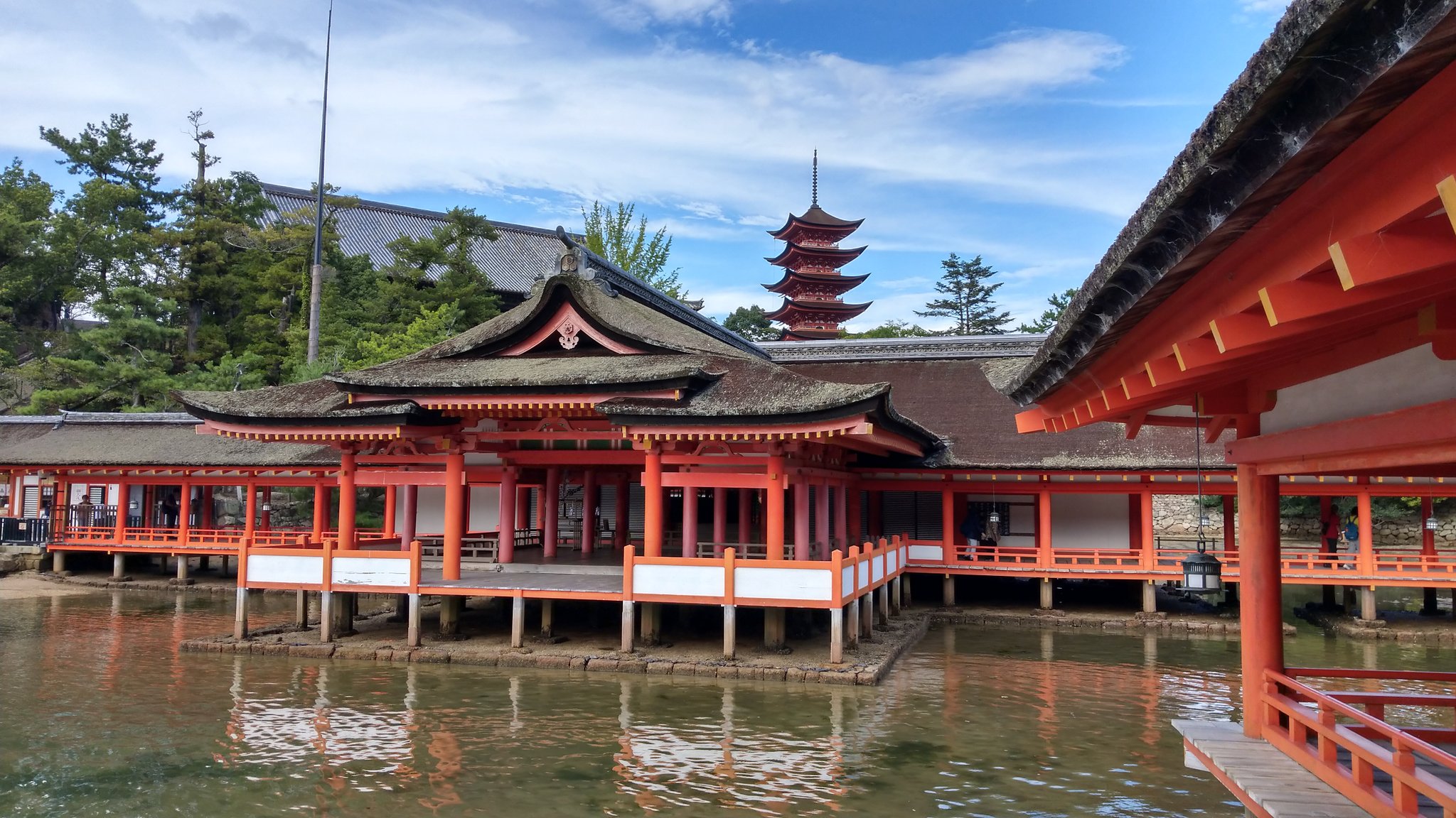 ていぞう 広島のもう一つの世界遺産 宮島厳島神社 いい天気なのに 一番の見所 大鳥居 は6月から終了未定で長期修復工事中 よく見るとうっすら鳥居の形が確認できる 世界遺産 宮島 厳島神社 日本三景 大鳥居 工事中 T Co Bymn1smgqb