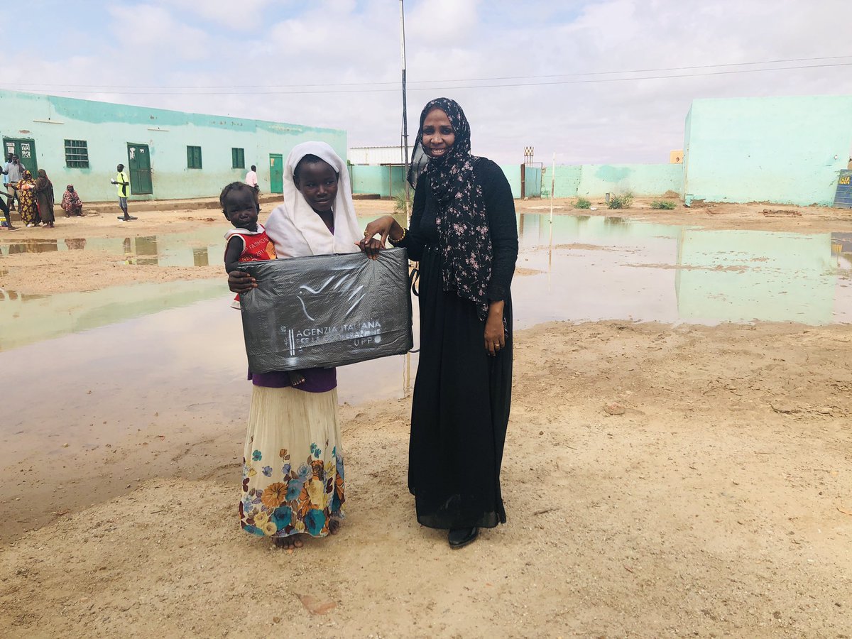 AicsKhartoum's tweet photo. @AicsKhartoum e la ong #sudanese Baladna hanno sostenuto la distribuzione di #cibo  e #teloni di plastica per la popolazione di #Mayo.
#primissima #emergenza #aiuti #umanitari #refugiati #sudan #cooperazione @OltremareTweet #italia @aics_it https://t.co/Fq8TgCjzSF