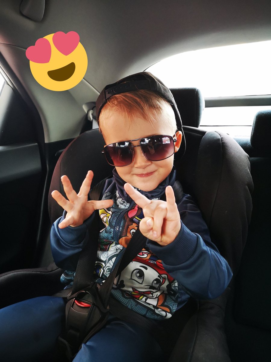 Pitääkö olla huolissaan kun pikku-ukko sanoo päikkymatkan alussa: "ei mennä päikkyyn, mennää suomirrrokille kuuntelee radioo" 🤔🤩 ja tuttuun tapaan automatkalla pauhas ämyreistä <a href="/radiosuomirock/">SuomiRock</a> 🤘 <a href="/VilleKinaret/">Ville Kinaret</a> <a href="/Honkamikko/">Mikko Honkanen</a>