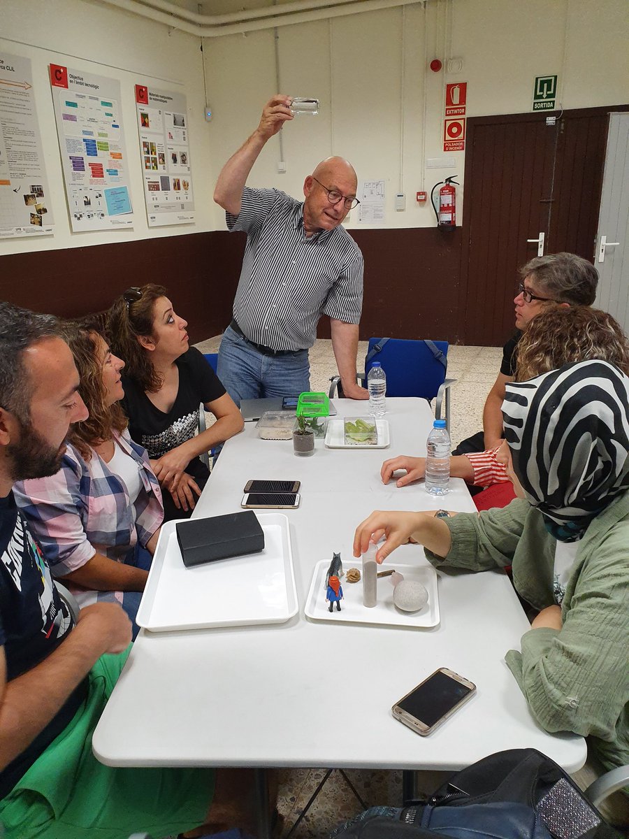 CrecimUab's tweet photo. What is alive? What is not?/Què està viu? Que no està viu? Let's explore it through a few elements...  #parentstem https://t.co/z80ITvHRuJ