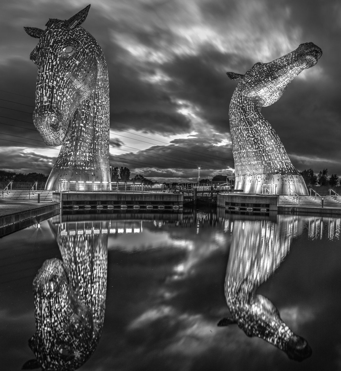 peterbaird5's tweet photo. The Kelpies last night looking majestic . @VisitScotland @VFalkirk #TheKelpies https://t.co/5gh0Zux2Lw