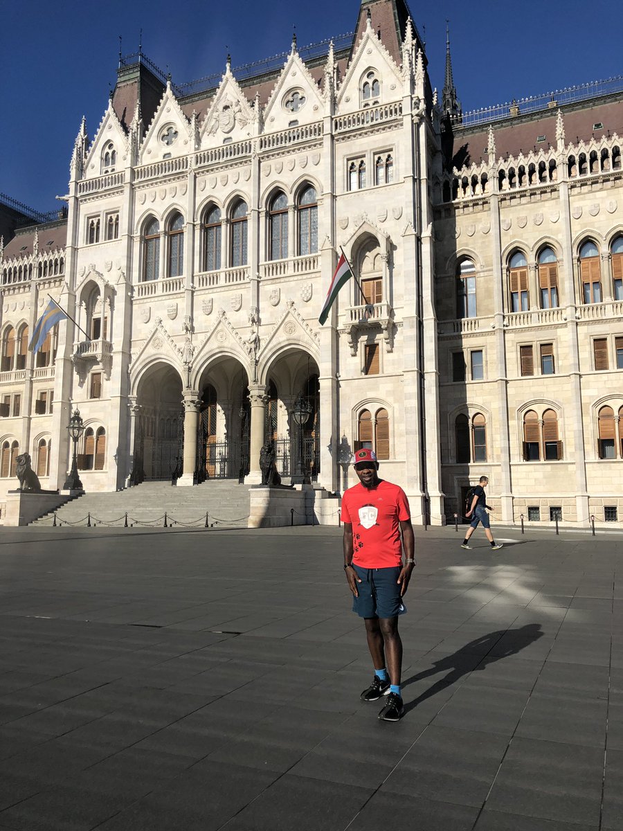 afrikatau's tweet photo. Tourist in running gear #Loverunning #Irunbudapest #RunBudapest #margaretisland #fatcatsac #Thesisruncru#stallions https://t.co/W3FxXm5ffF