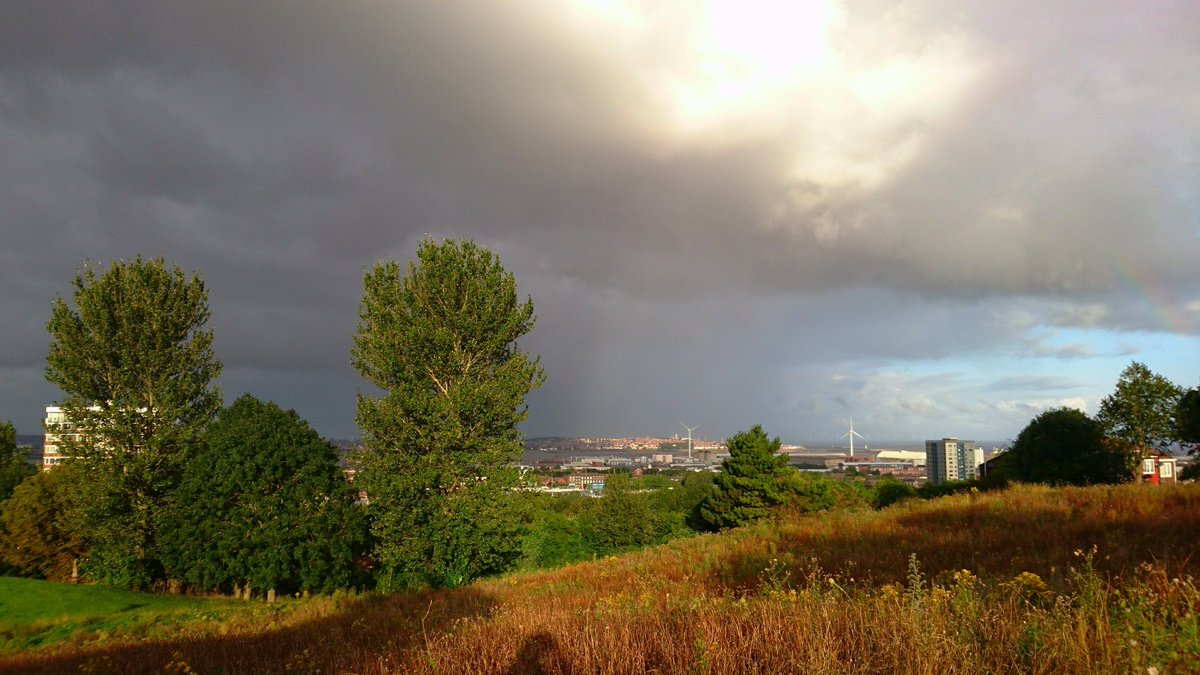 Autumnal rainclouds moving across Wirral and Liverpool this morning 🌦 New Brighton Lighthouse visibile in the distance.. @_currie @ChrisJCoates @goodwalkerme @EarthandClouds @liverpoolweath