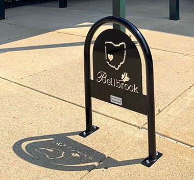 TheParkCatalog's tweet photo. Town installs special custom bike racks to promote unique identity https://t.co/RIG0kBOt9Y #custombikeracks #bikeracks #bicycles #bikes @philabikes @WEBikeNYC @BikeBlogSC @nycbikemaps @BoulderWalkBike @WalkBikeBrevard @Cycling_TT @CycleOregon @bostonbikeunion @CyclistPod https://t.co/ktNLBZUs2y
