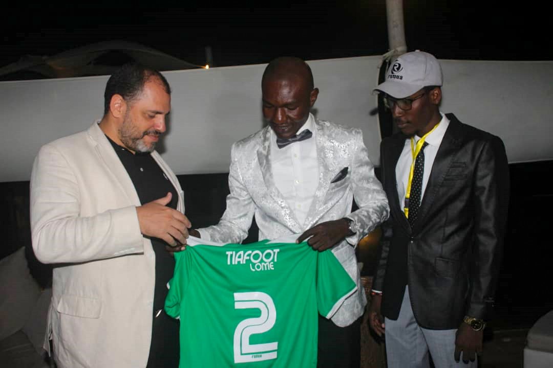 romua_TG's tweet photo. Un maillot #madeinTogo produit par #romua qui a servi à primer #MSCLOME, meilleur partenaire du Tournoi International des Académies de Football du Togo #TIAFOOT. https://t.co/RYFCWER9Ve