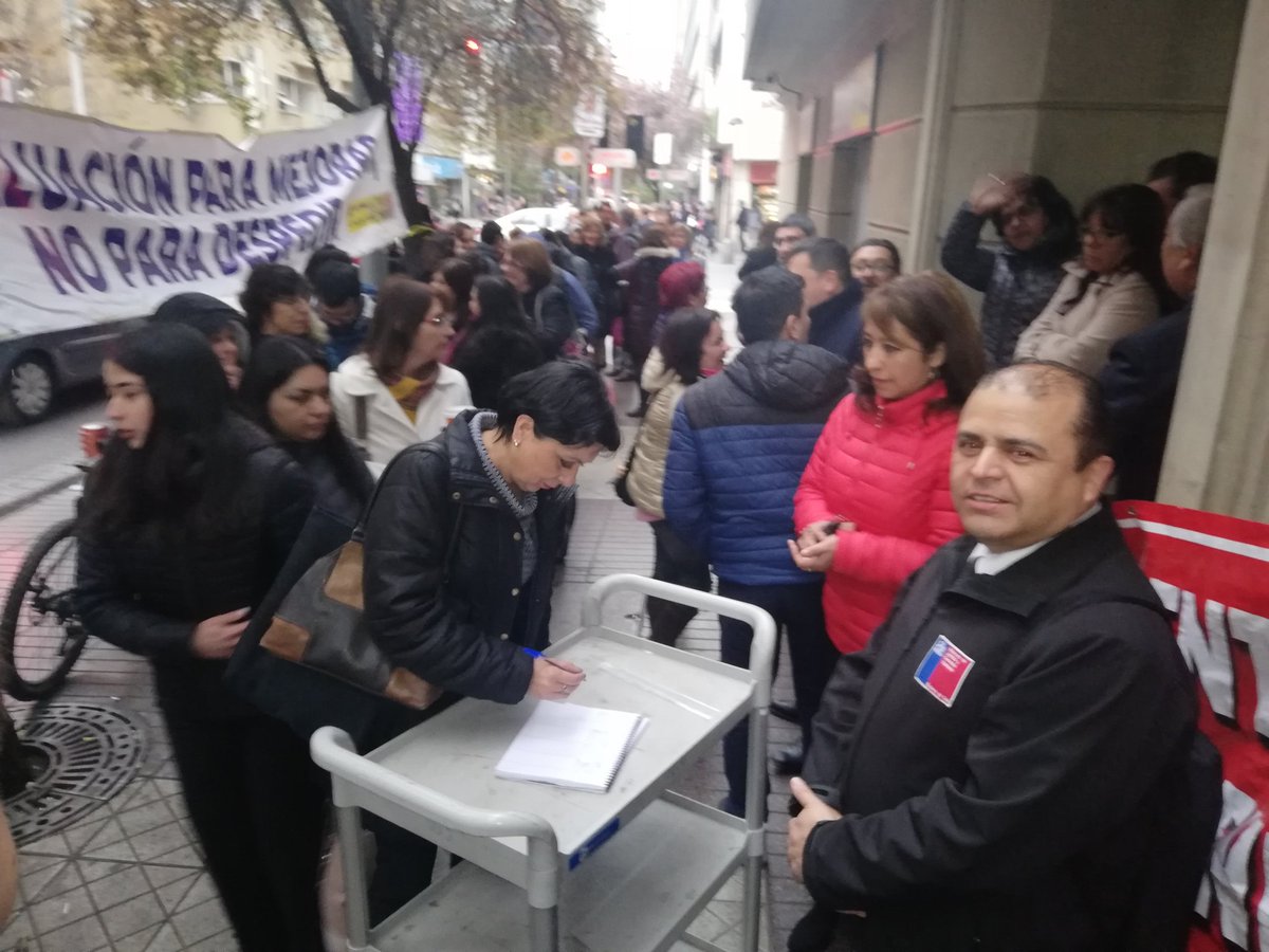 antoniourcullu's tweet photo. Dirección nacional Sename en toma!!! @mirnaschindler @adnradiochile @CNNChile @chilevision @Chileokulto #anef #afuse https://t.co/pZYOS5ABmS