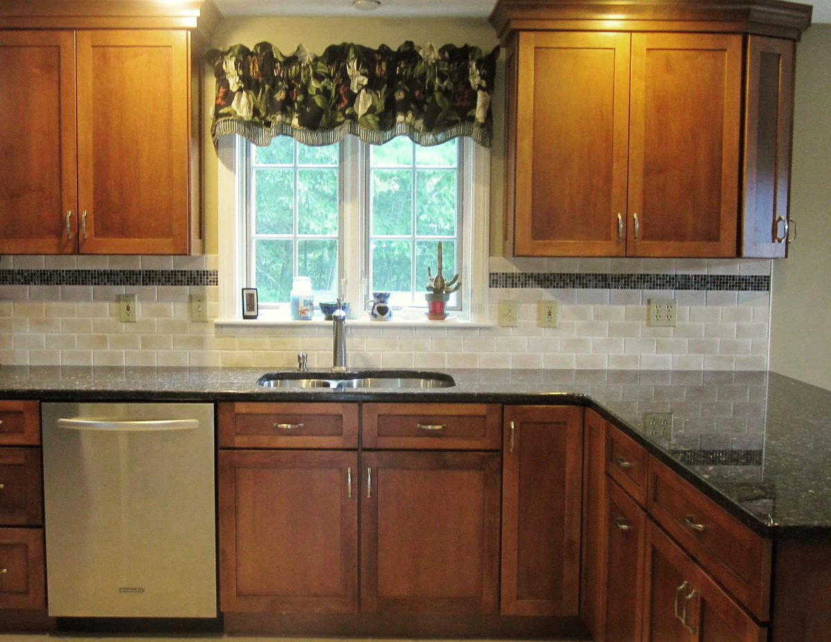 CoolidgeCompany's tweet photo. The peninsula adds space for informal seating but also opens it up to the dining room for larger gatherings. (Dover, NH) #kitchenreno #interiordesign #seacoastnh https://t.co/apIQxuy2km