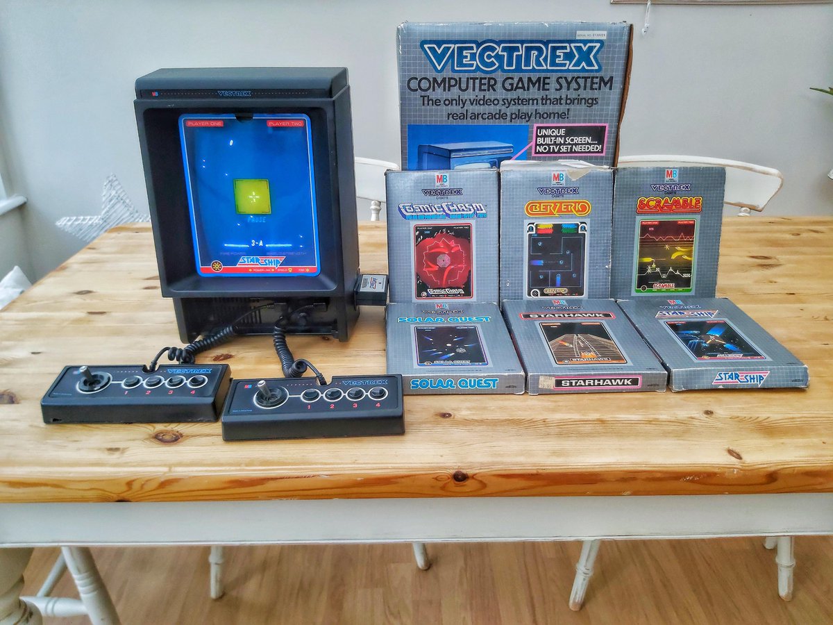 SoloPixel's tweet photo. ¡Que levante la mano quien la jugó / conoció o incluso mantuvo viva hasta la actualidad! ❤️🕹️ ¡Gráficos basados en vectores que entretuvieron a toda una generación durante la década de los 80 alrededor del mundo! #retro #gaming #vectrex #vectrexconsole #retrogaming #felizjueves https://t.co/cHhTYkCZy3