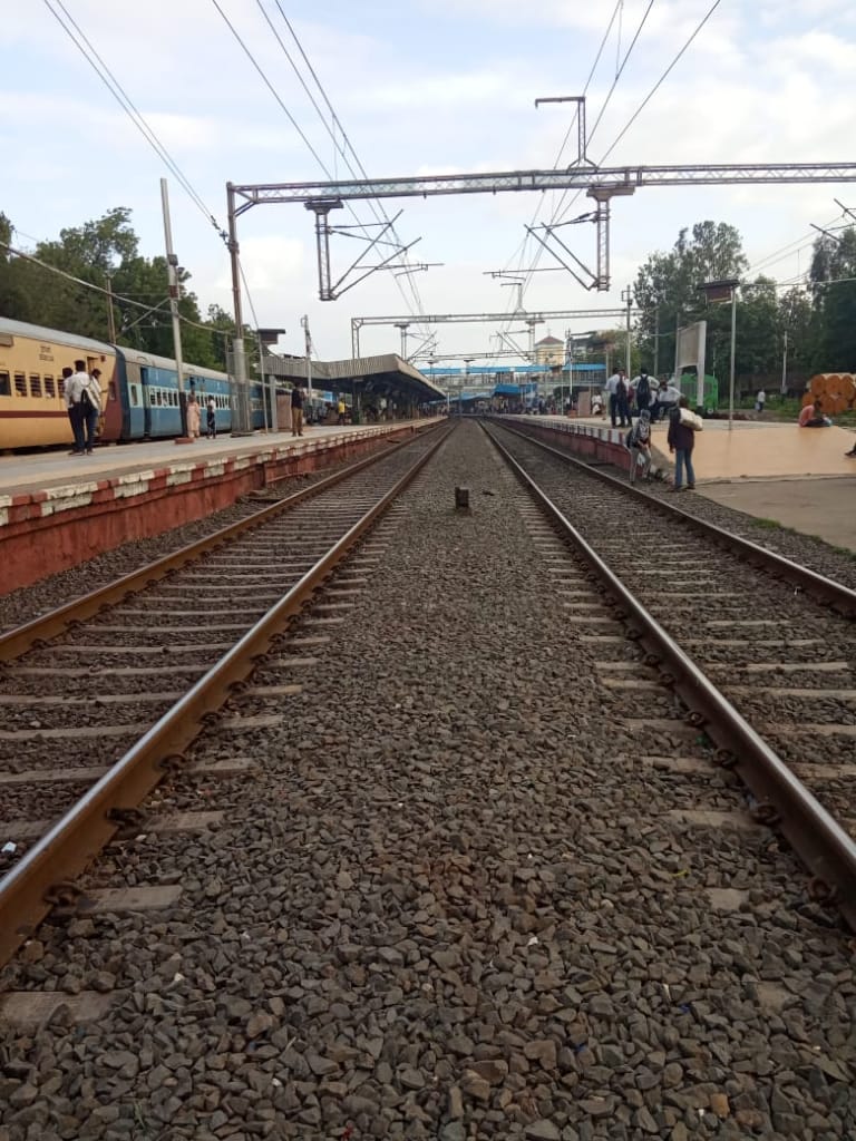 WesternRly's tweet photo. During  ongoing Cleanliness Drive from 2/9/19 on WR, areas such as cover shed of platforms, sheets of staircases stained with paanspits, booking area, water huts &amp; tracks are also being cleaned. Special emphasis is given on cleanliness &amp; maintenance of toilets at stations/trains. https://t.co/kxiBtn3FYv