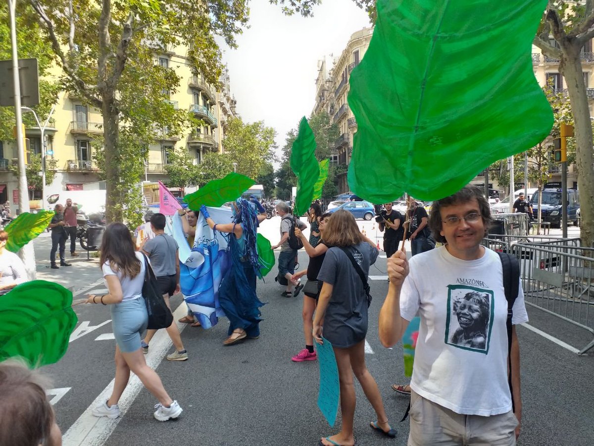 NOalTTIP's tweet photo. Frente a las @DeleGobCataluna y @DGobiernoCV en BCN y Valencia protestando para que el Gobierno retire su apoyo al tratado UE-#Mercosur y apueste, no solo con palabras, por la protección de la Amazonía y por una #TransiciónEcológica justa #Sep5Act4Amazonia  #EmergenciaClimática https://t.co/nRnasAcR2T