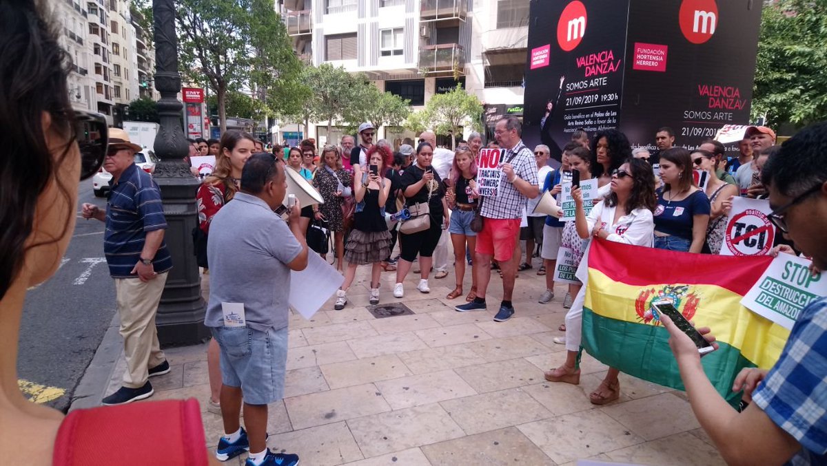 NOalTTIP's tweet photo. Frente a las @DeleGobCataluna y @DGobiernoCV en BCN y Valencia protestando para que el Gobierno retire su apoyo al tratado UE-#Mercosur y apueste, no solo con palabras, por la protección de la Amazonía y por una #TransiciónEcológica justa #Sep5Act4Amazonia  #EmergenciaClimática https://t.co/nRnasAcR2T