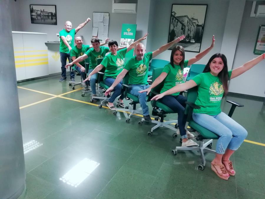 CRSASALAMANCA's tweet photo. ¡Aquí seguimos orgullosísim@s de toda nuestra plantilla! #DíadelaCamiseta #SumandoalVerde 💚😊🥳 https://t.co/DJ9DRSQQyf