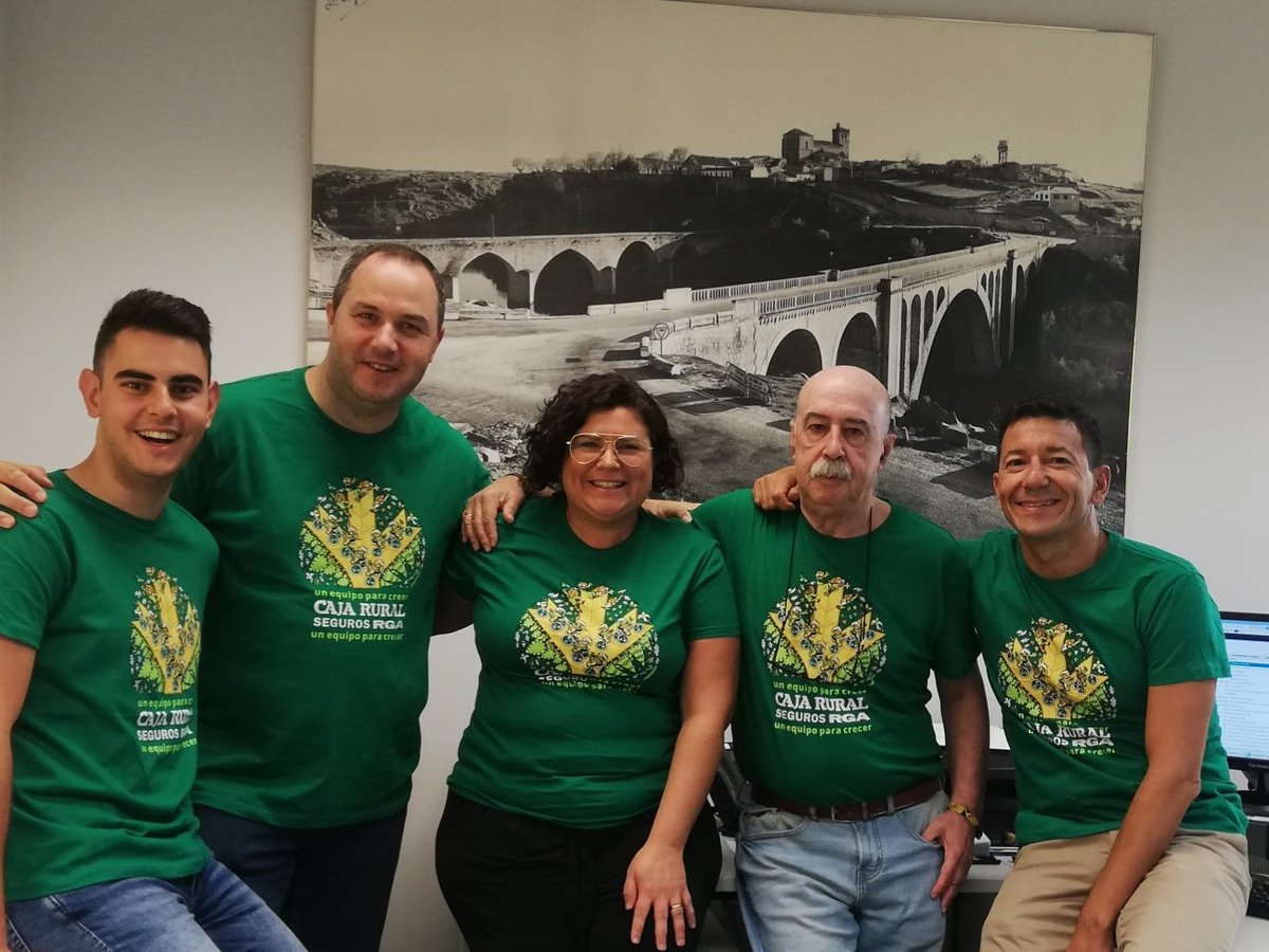 CRSASALAMANCA's tweet photo. ¡Aquí seguimos orgullosísim@s de toda nuestra plantilla! #DíadelaCamiseta #SumandoalVerde 💚😊🥳 https://t.co/DJ9DRSQQyf