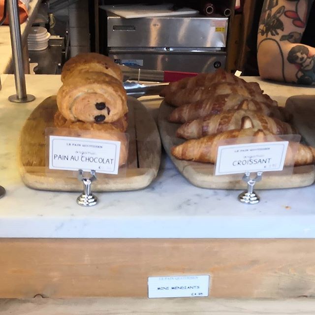 Soubi_'s tweet photo. Même à l'étranger ils disent "Pain au chocolat" (à un prix prohibitif, genre environ 2€20), le sujet est donc clos #SoubiALondres #BeforeBrexit #PainAuChocolat #Chocolatine #YAPasDébat #🍞🍫 #🥐 (~1€95 😱) #🥖 #AuPainQuotidien https://t.co/HLtUrDRt8j https://t.co/XsKspEO0vD
