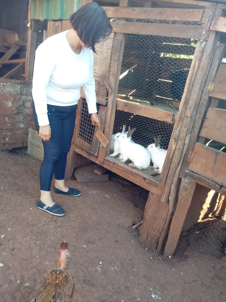 Sub_Dproductivo's tweet photo. 👩‍🌾 Marta Cardozo del barrio 37 vivienda de Garuhapé y nos muestra que es posible producir tus propios alimentos en un espacio reducido.El 60% del los alimentos que produce es para autoconsumo de su familia.
Produce animales de granja y producción horticola. #SoberaniaAlimentaria https://t.co/sh3C4DgeK4