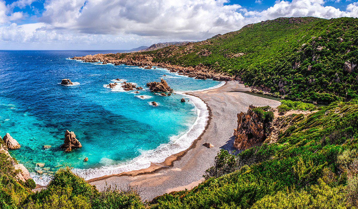 Italiens näst största ö Sardinen skiljer västra Medelhavet från Tyrrenska havet. Här finns ett varierande landskap med kuperat inland och kuster karakteriserade av grottor, havsvikar och sandstränder. 

#gruppresor #sardinien